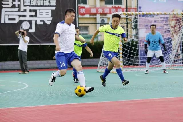 约基奇31分掘金大胜马刺回西部第一 爵士擒鹰